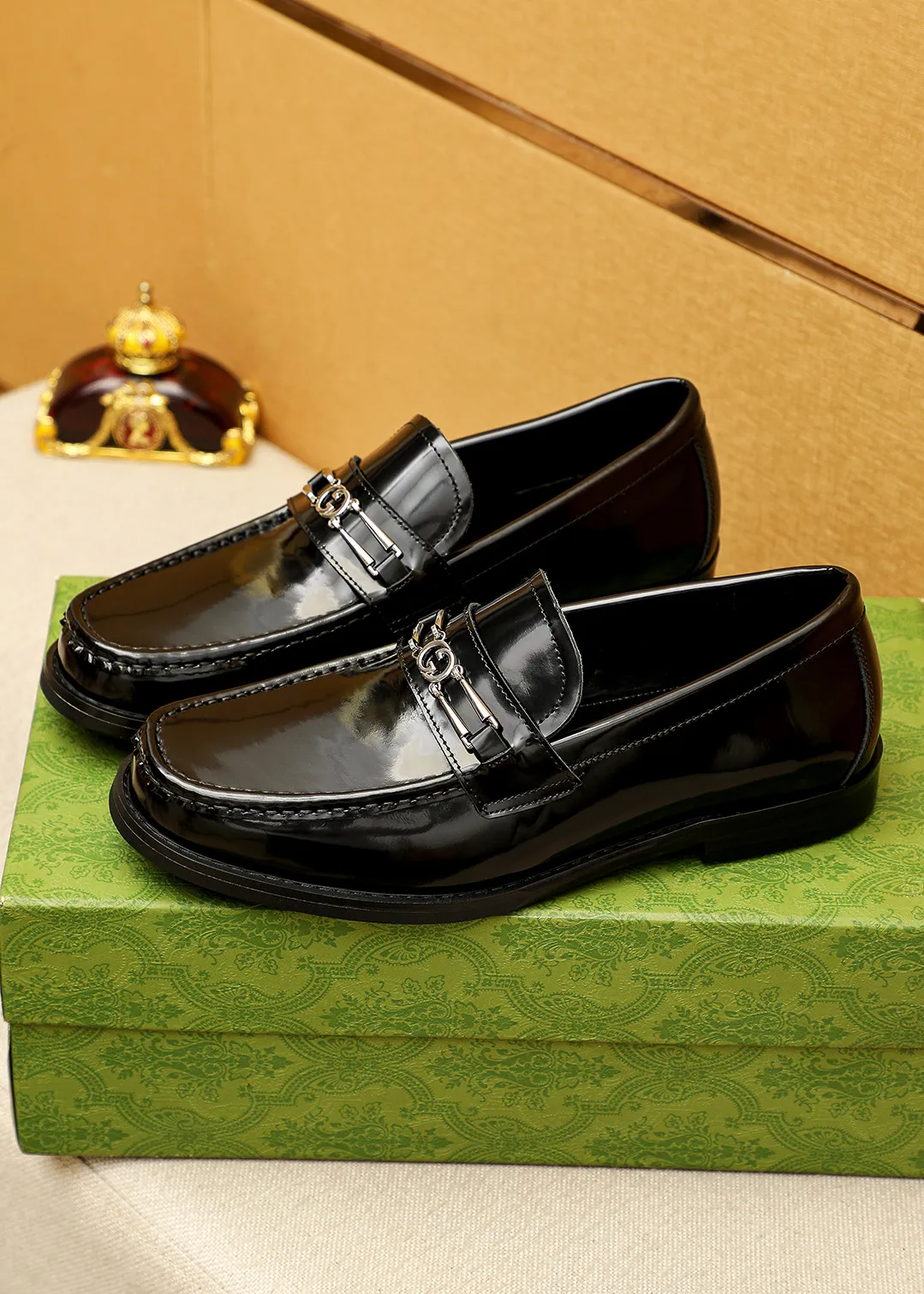 Men's shoes 💰480 💐 Product trademark: GUCCI "Gucci" casual leather shoes Regular size: 38-44 (45.46🉑️customized) Product materials: Selected imported first-layer open-edge beaded cowhide leather upper + luxury hardware buckle, imported water-dyed cowhide leather lining. Strong three-dimensional visual effect, original outsole color: 2 colors available